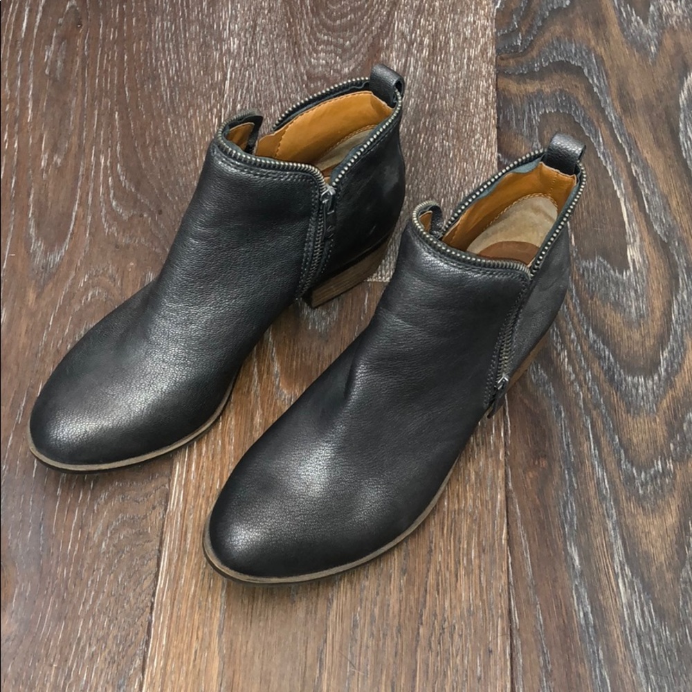 VINCE CAMUTO BOOTIES